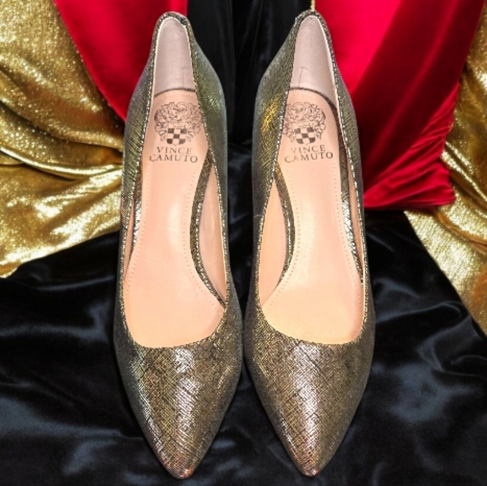 NWOT VINCE CAMUTO 'GOLDIE' BLACK & GOLD GENUINE LEATHER KITTEN HEEL PUMP SZ9